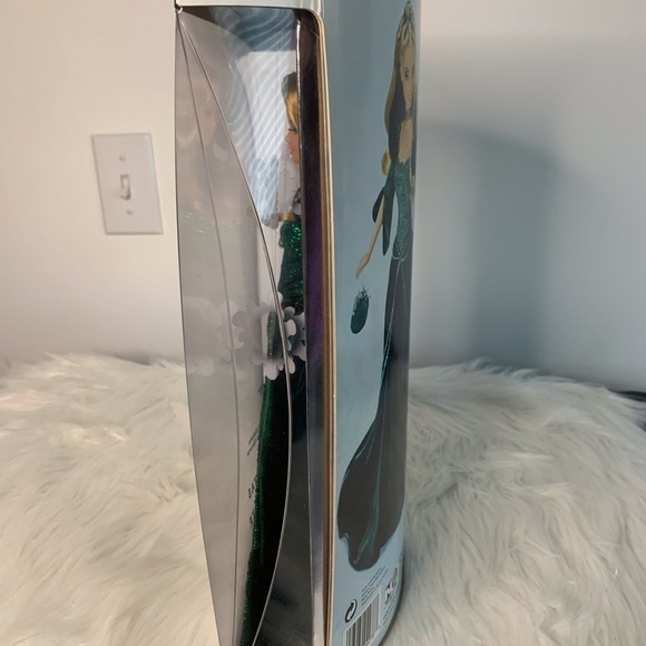 Collectable Barbie 2004 Special Edition in Green and Silver - Picture 4 of 7